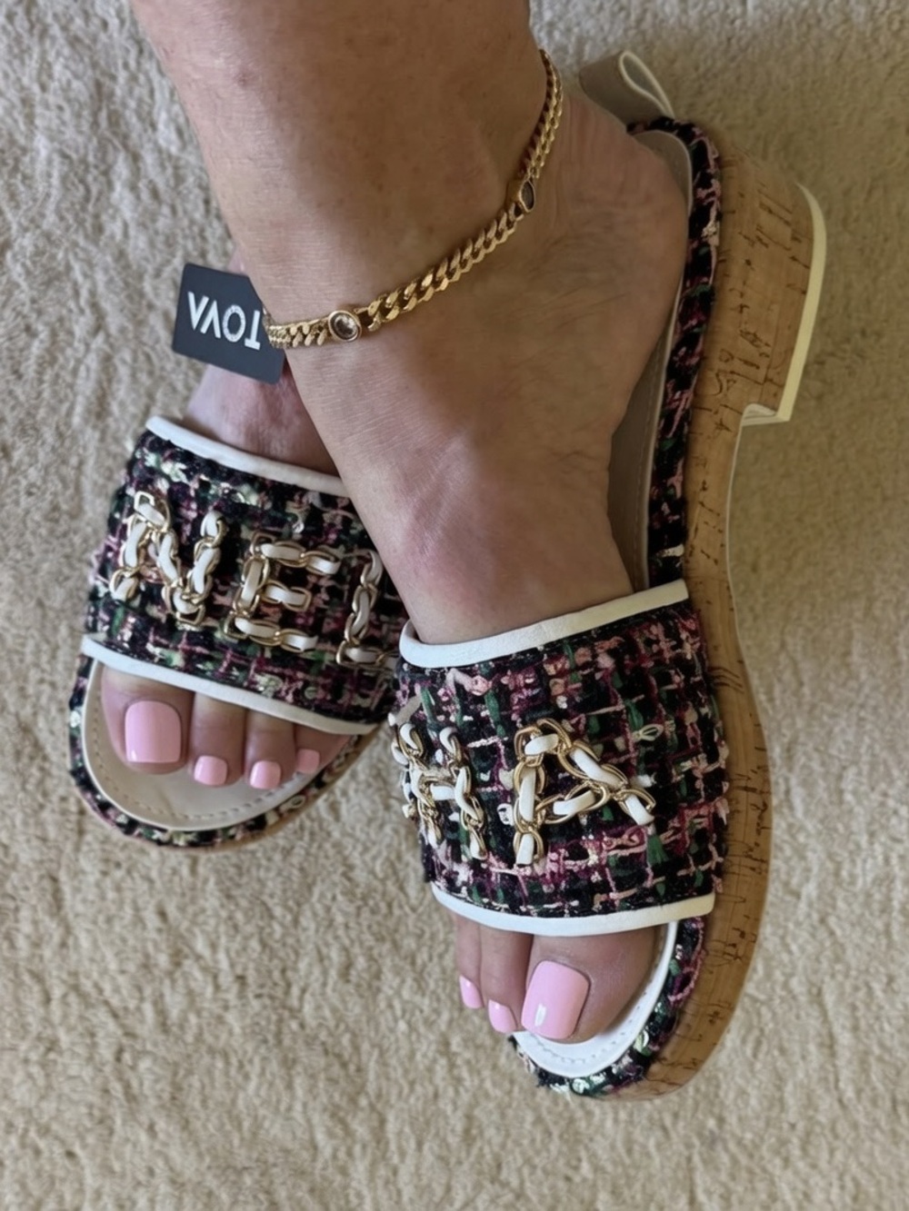 TOVA’S EXCLUSIVE ankle bracelet with mini stones.